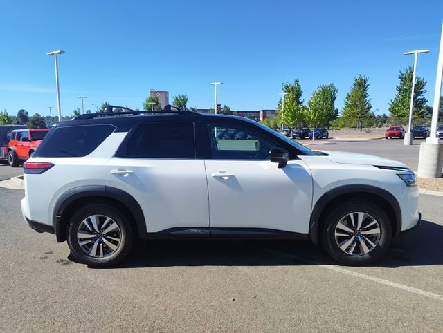 Used 2022 Nissan Pathfinder SL AWD/4WD image 2