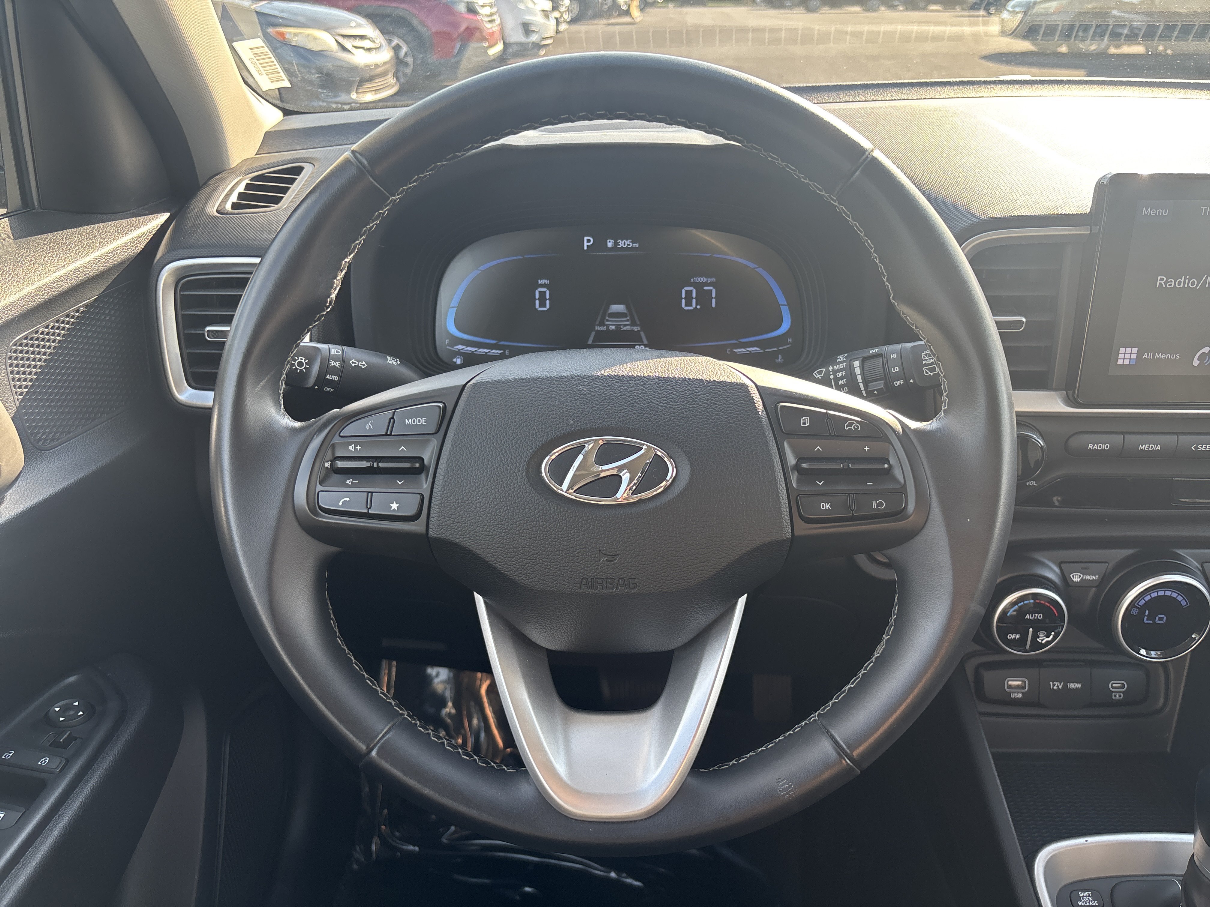 Used 2025 Hyundai Venue SEL FWD image 3