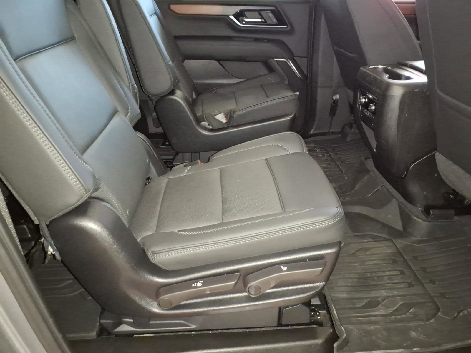 New 2025 GMC Yukon XL Denali w/ Sun & Power Step Package image 12
