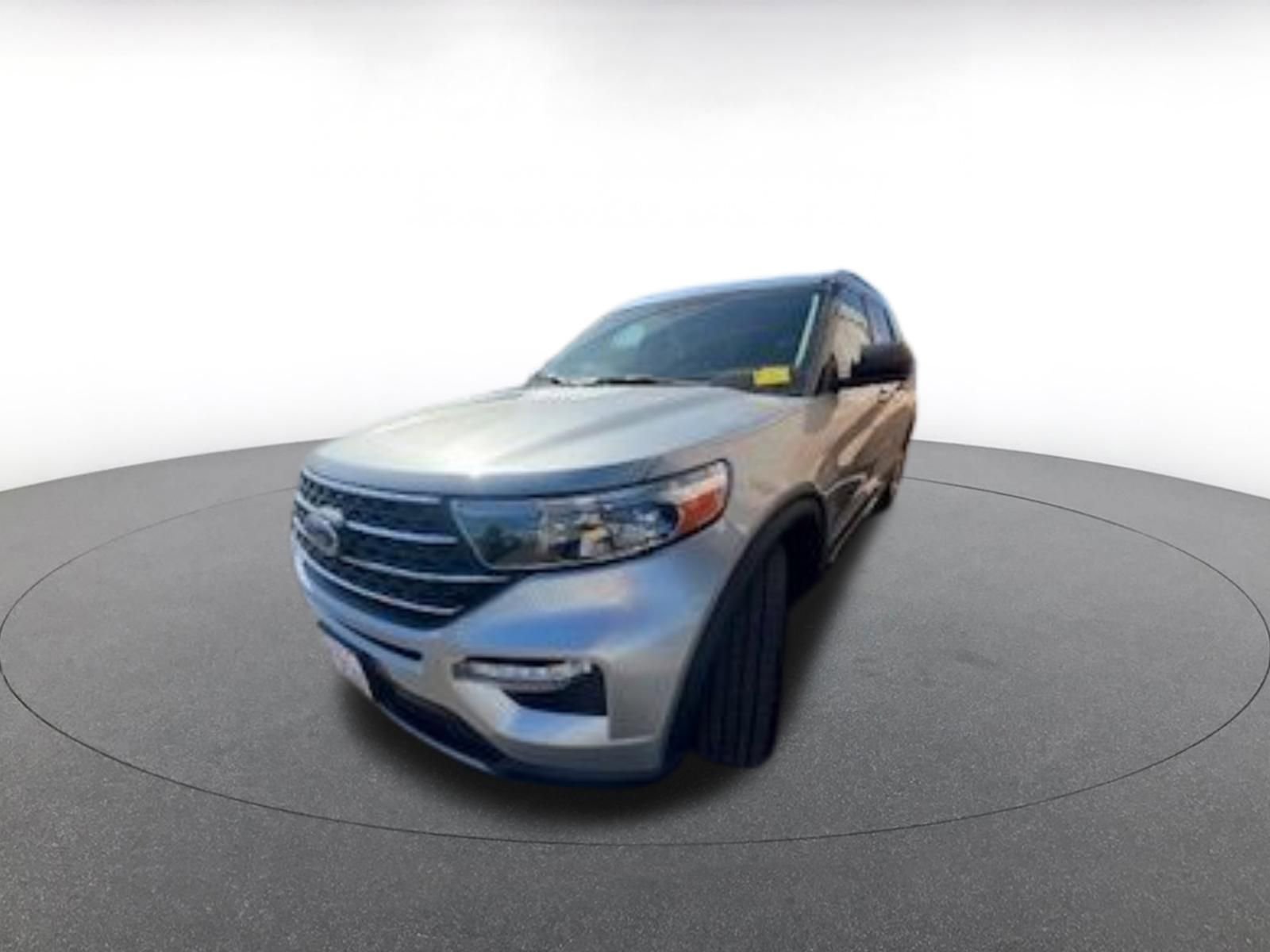 Used 2023 Ford Explorer XLT w/ Equipment Group 202A image 3