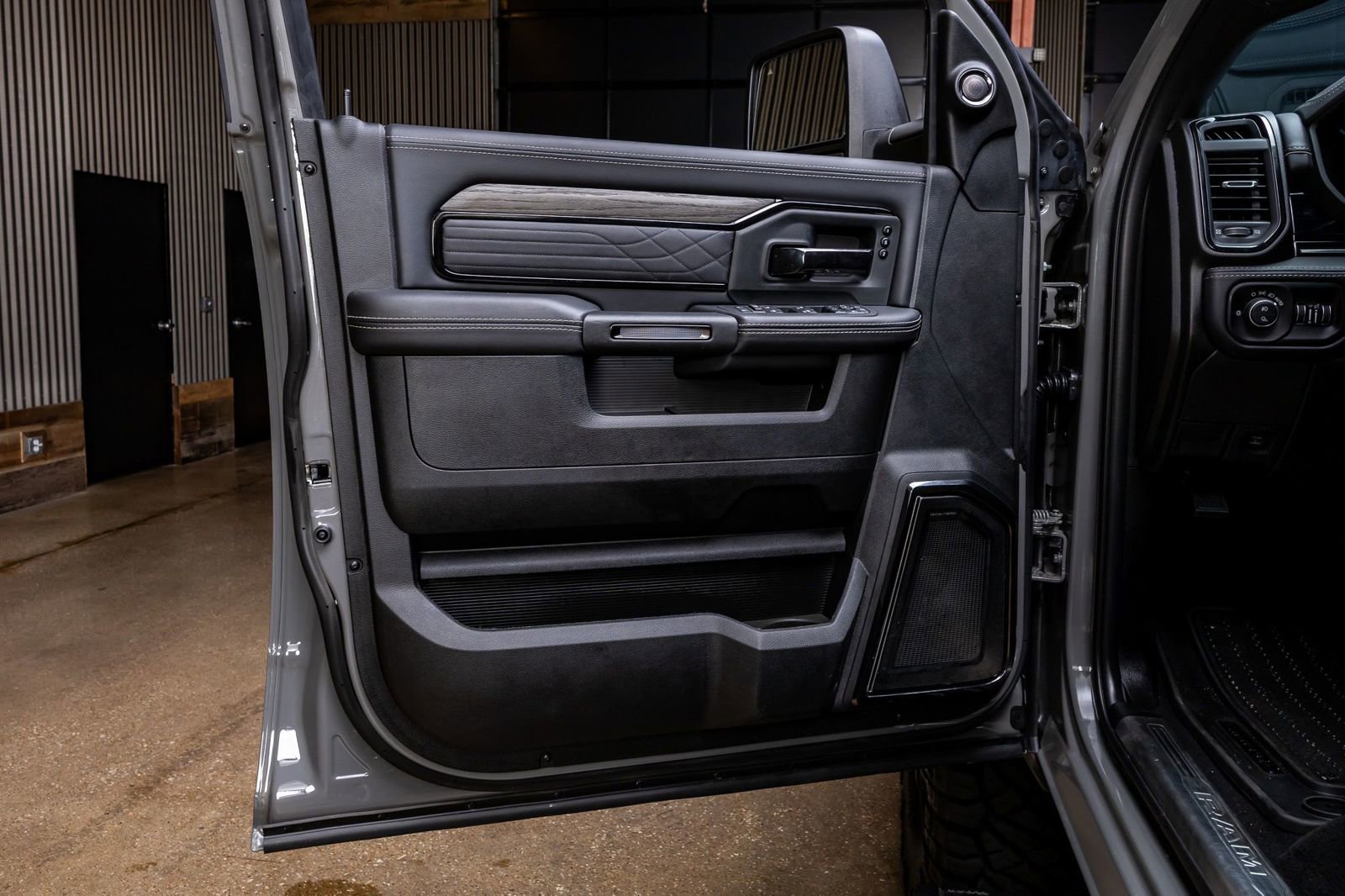Used 2025 RAM 3500 Limited AWD/4WD image 37