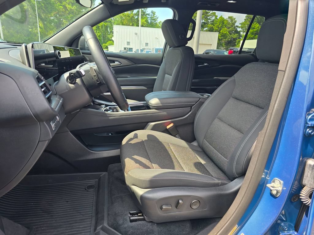 Used 2024 Chevrolet Traverse LT w/ Midnight/Sport Edition AWD/4WD image 9