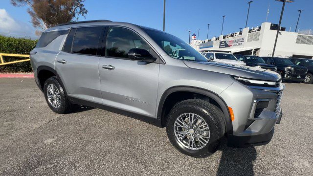 Used 2025 Chevrolet Traverse LT image 2