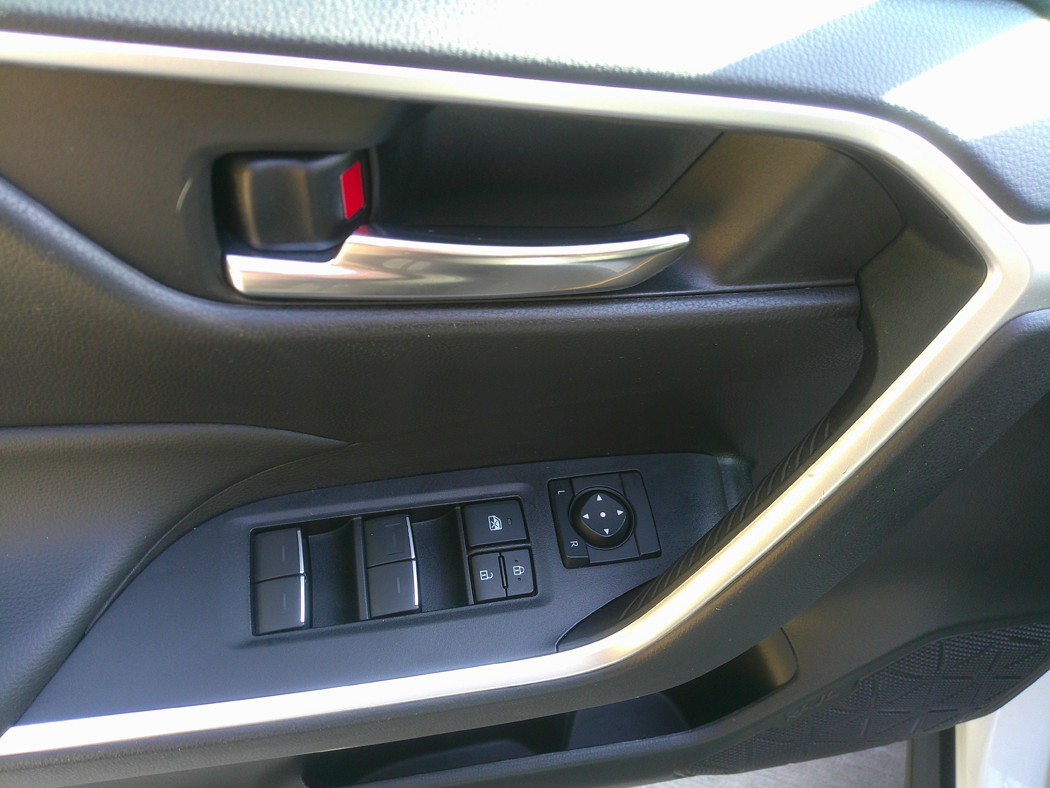 Used 2022 Toyota RAV4 XLE image 18