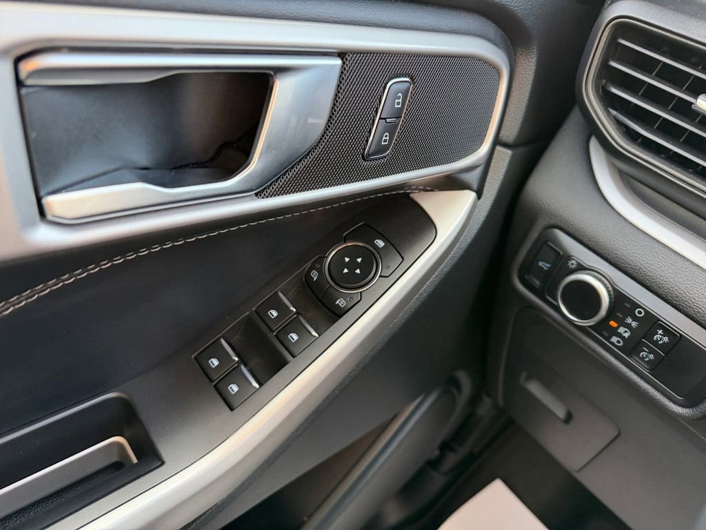 Used 2024 Ford Explorer XLT image 16