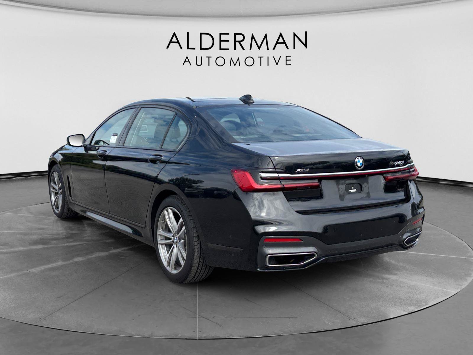 Used 2022 BMW 740i xDrive w/ M Sport Package AWD/4WD image 3