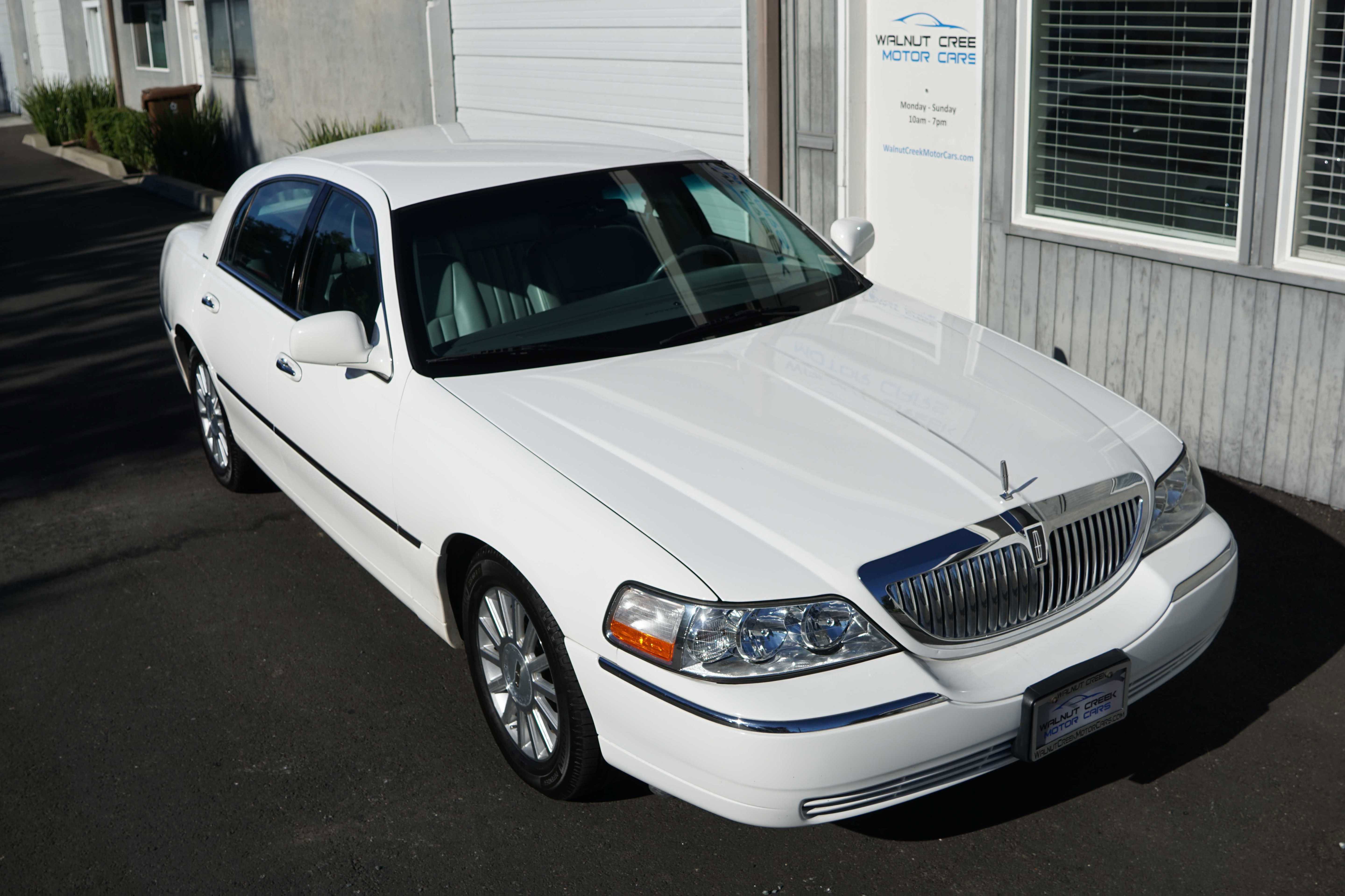 Used 2004 Lincoln Town Car Signature image 22