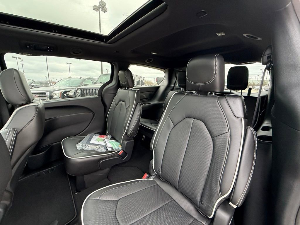 New 2026 Chrysler Pacifica Limited image 24