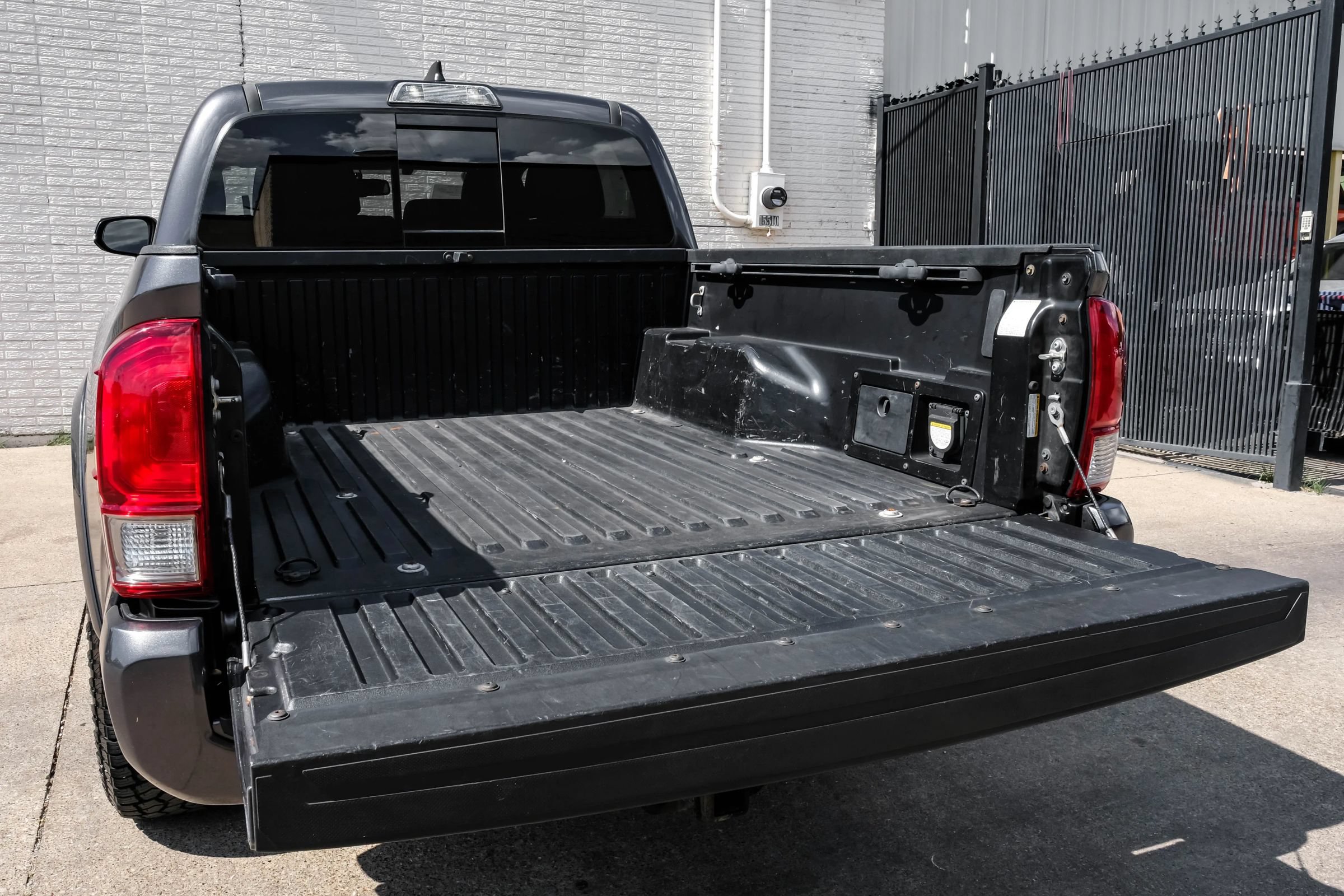 Used 2017 Toyota Tacoma TRD Sport w/ Tow Package (A/T) AWD/4WD image 51