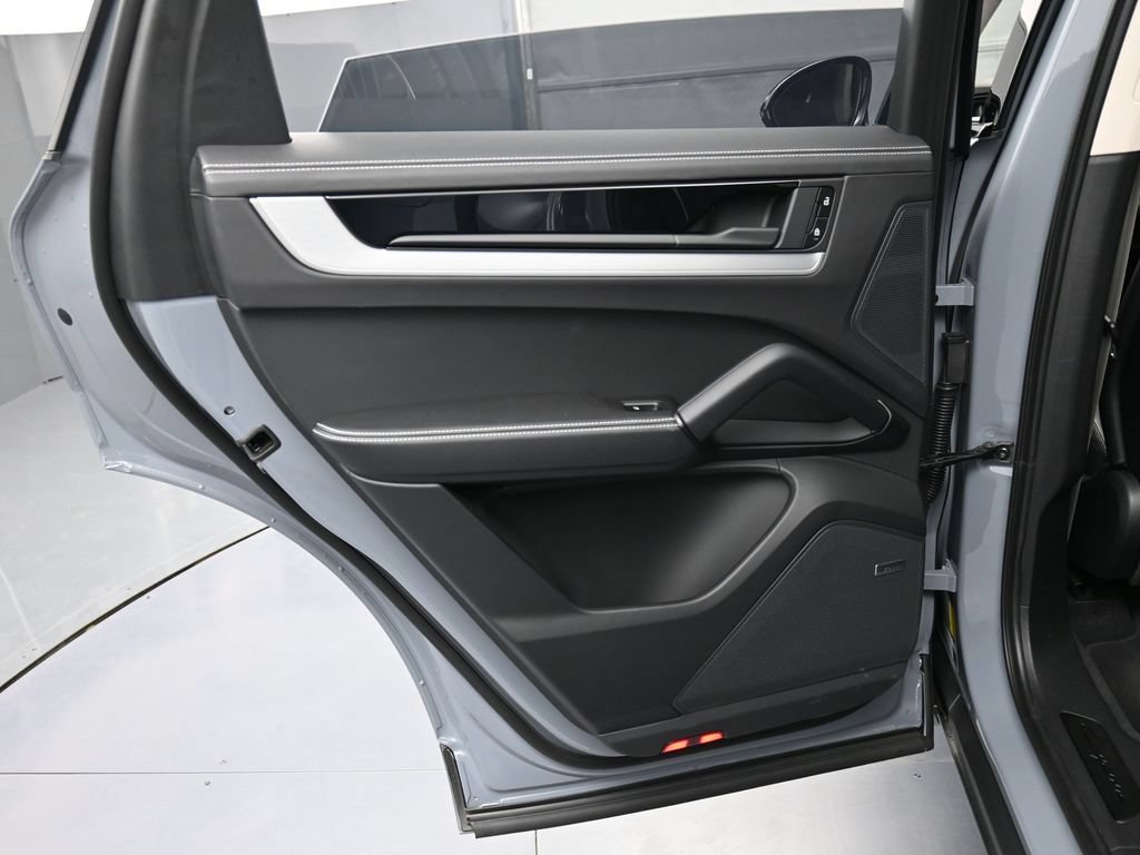 Certified 2025 Porsche Cayenne Turbo AWD/4WD image 23