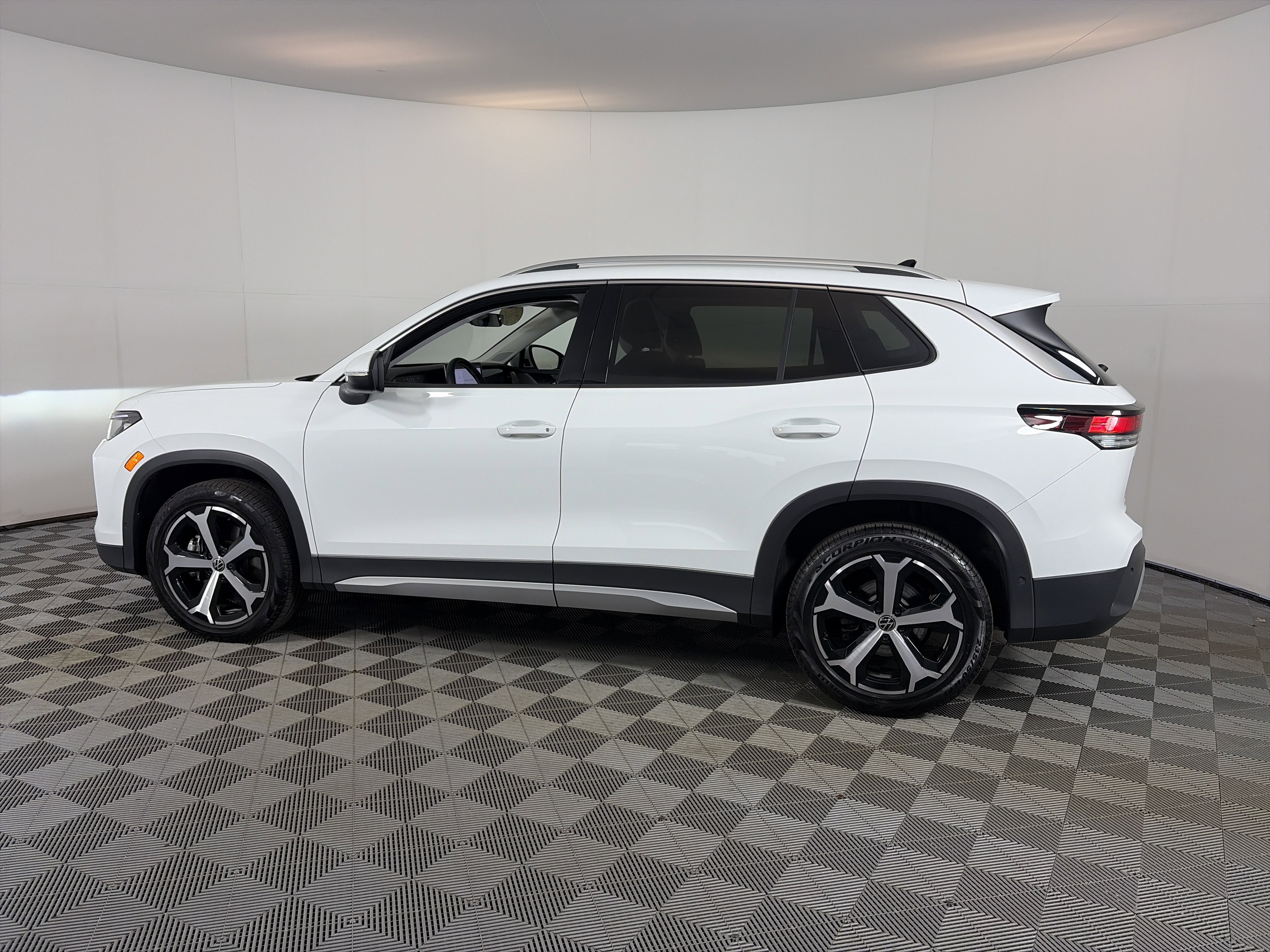 Used 2025 Volkswagen Tiguan SE AWD/4WD image 8