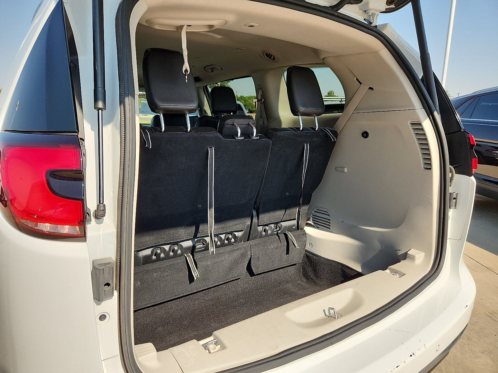 Used 2023 Chrysler Pacifica Touring-L FWD image 9