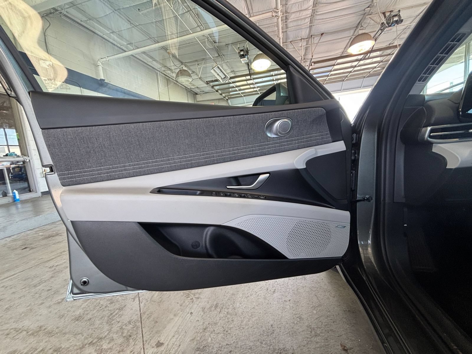Used 2025 Hyundai Elantra Limited FWD image 18