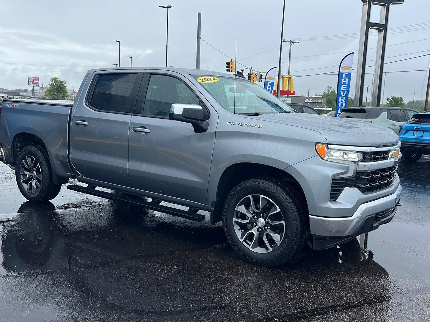 Used 2024 Chevrolet Silverado 1500 LT AWD/4WD image 7