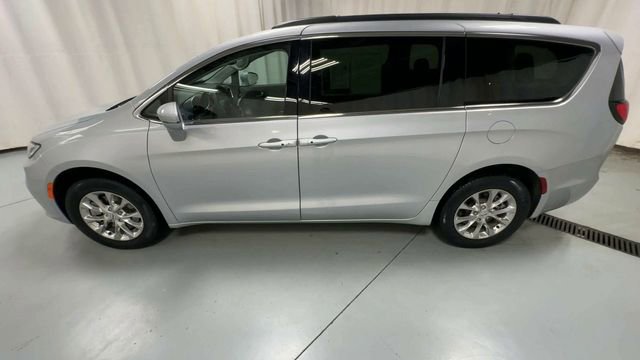 Used 2022 Chrysler Pacifica Touring-L image 5