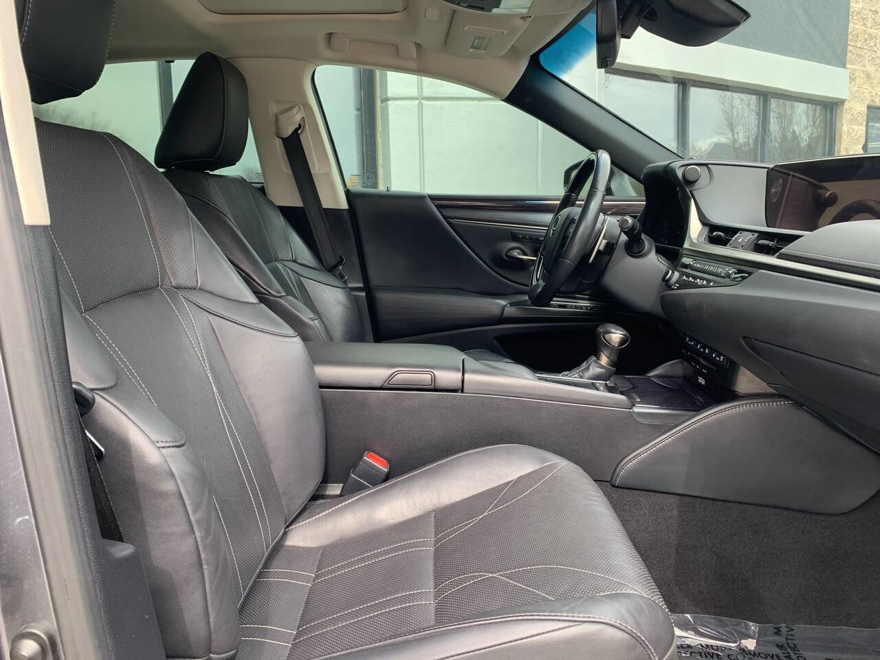 Used 2019 Lexus ES 300h Ultra Luxury w/ Accessory Package 2 image 12