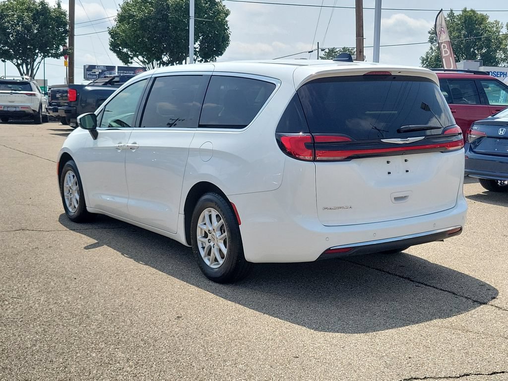 Used 2023 Chrysler Pacifica Touring-L FWD image 3