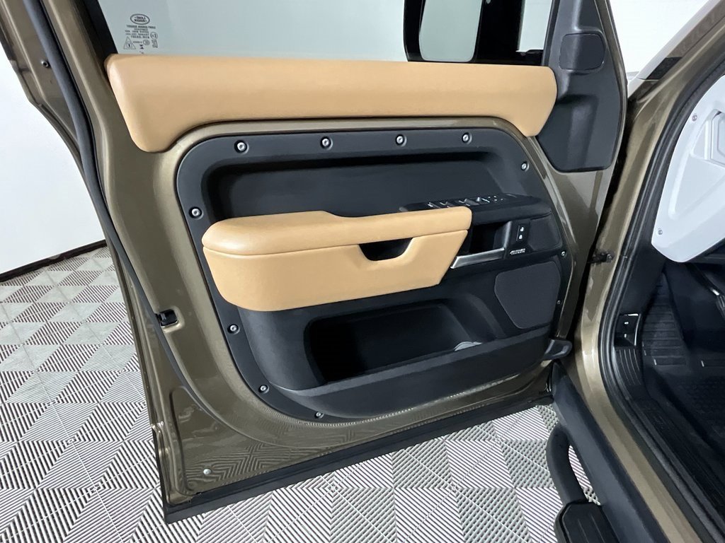 Used 2025 Land Rover Defender 130 X-Dynamic SE image 19