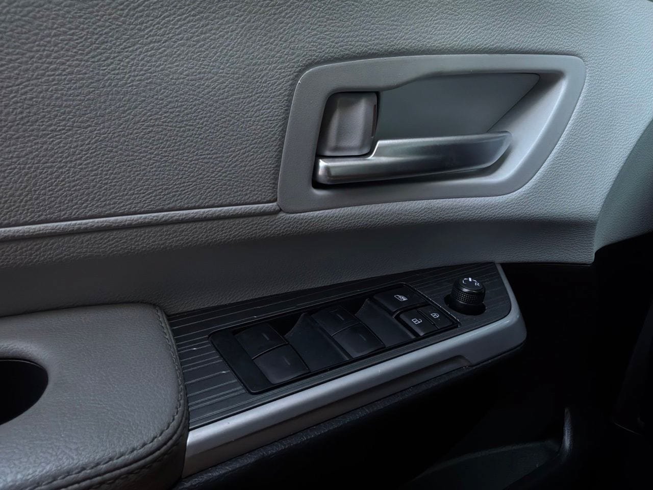 Used 2025 Toyota Sienna XLE FWD image 26