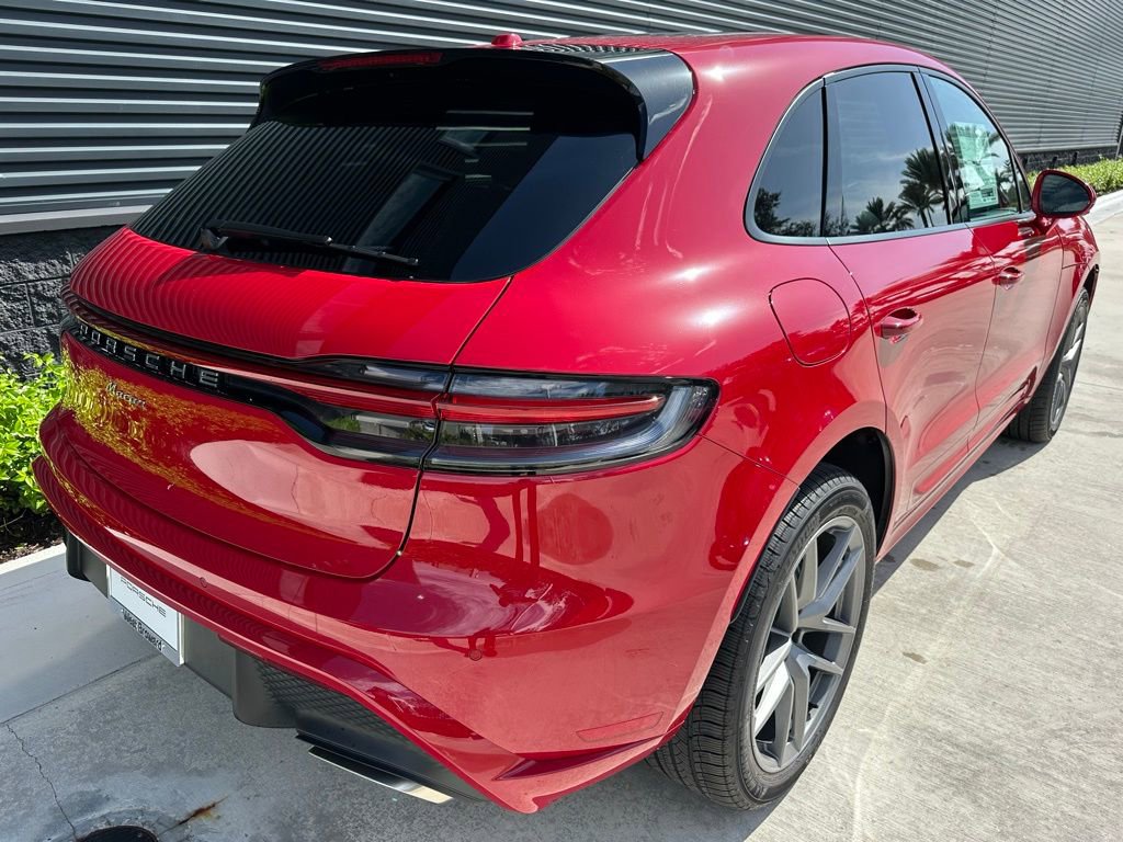 Certified 2025 Porsche Macan AWD/4WD image 9