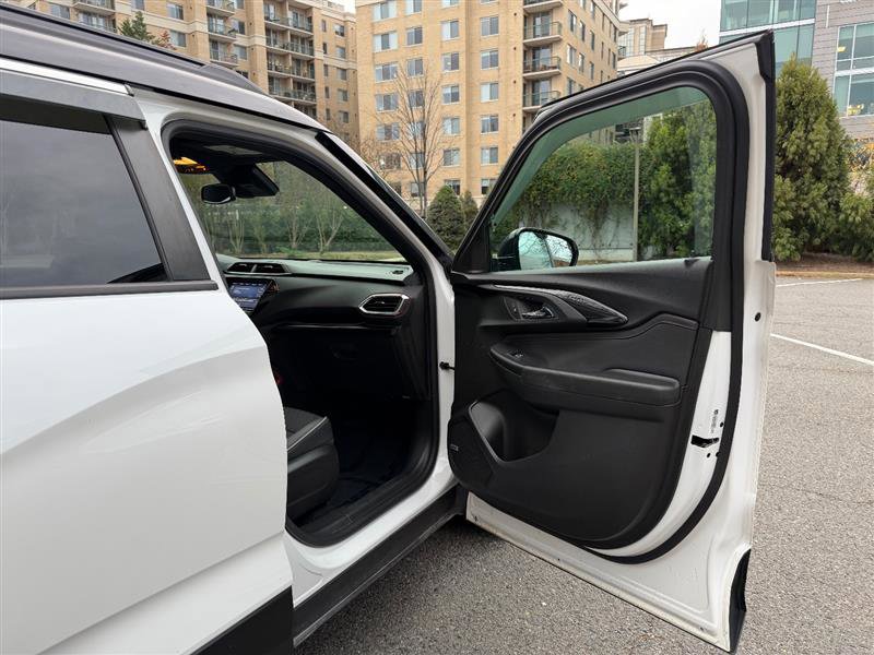 Used 2021 Chevrolet TrailBlazer RS w/ Sun and Liftgate Package image 11