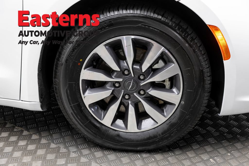 Used 2023 Chrysler Pacifica Touring-L FWD image 32