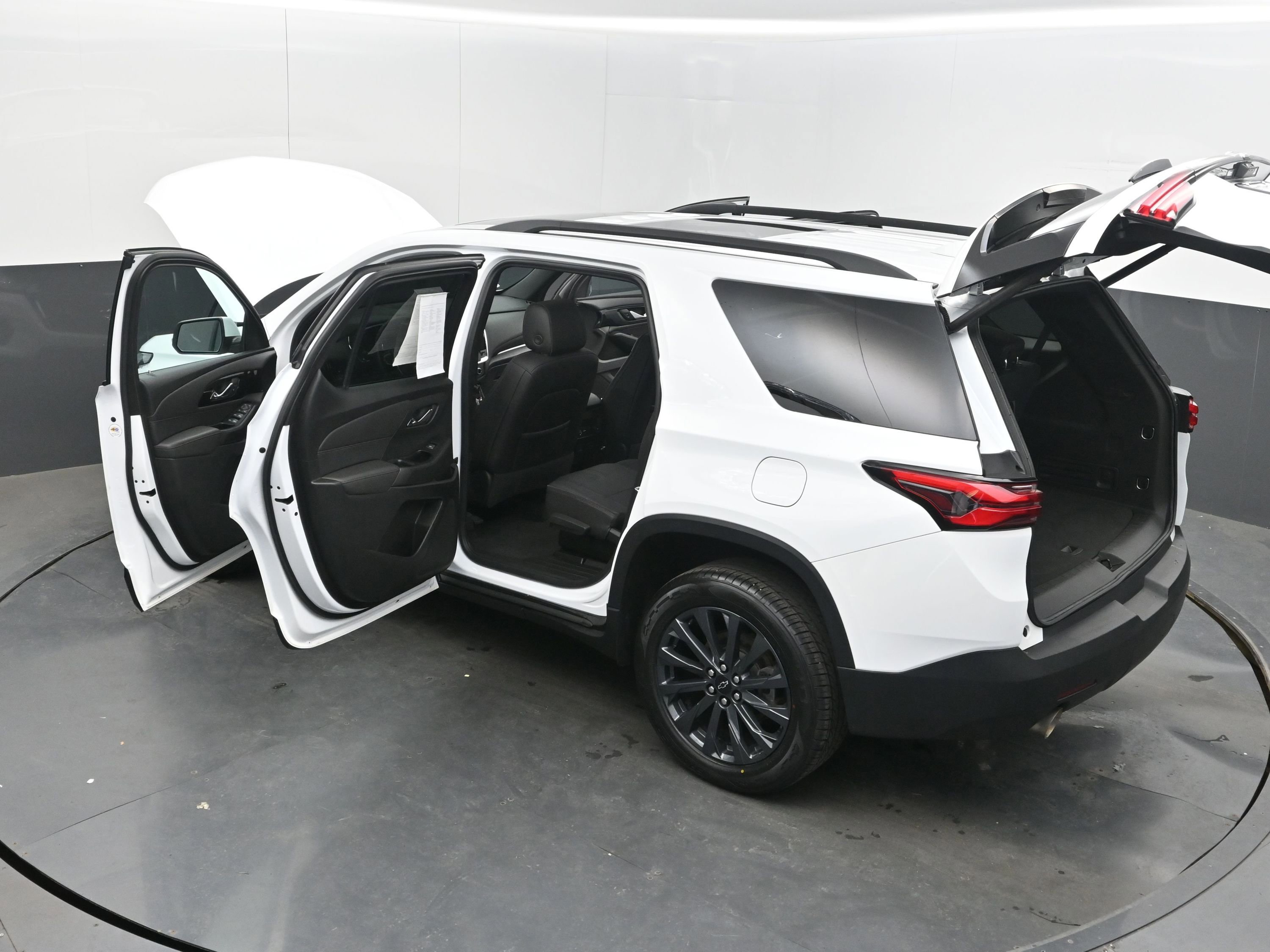 Used 2023 Chevrolet Traverse RS image 38