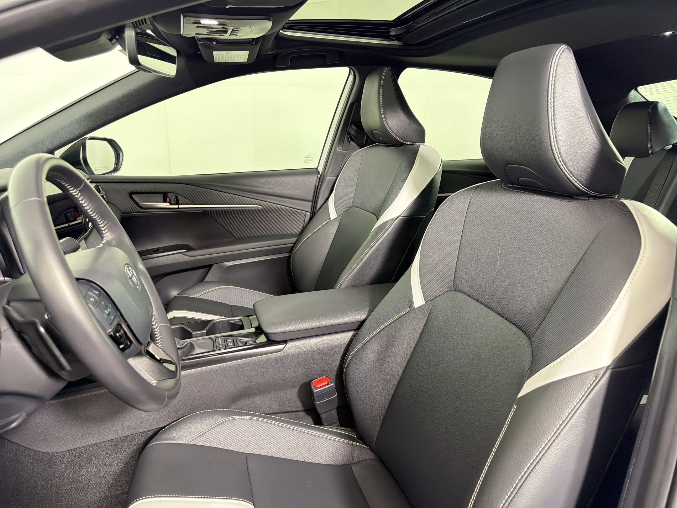 Used 2025 Toyota Camry SE w/ Multimedia Upgrade Package image 4