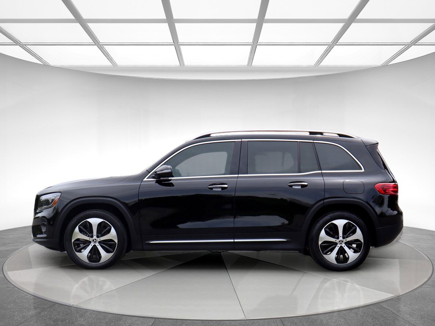 Used 2024 Mercedes-Benz GLB 250 w/ Driver Assistance Package image 5