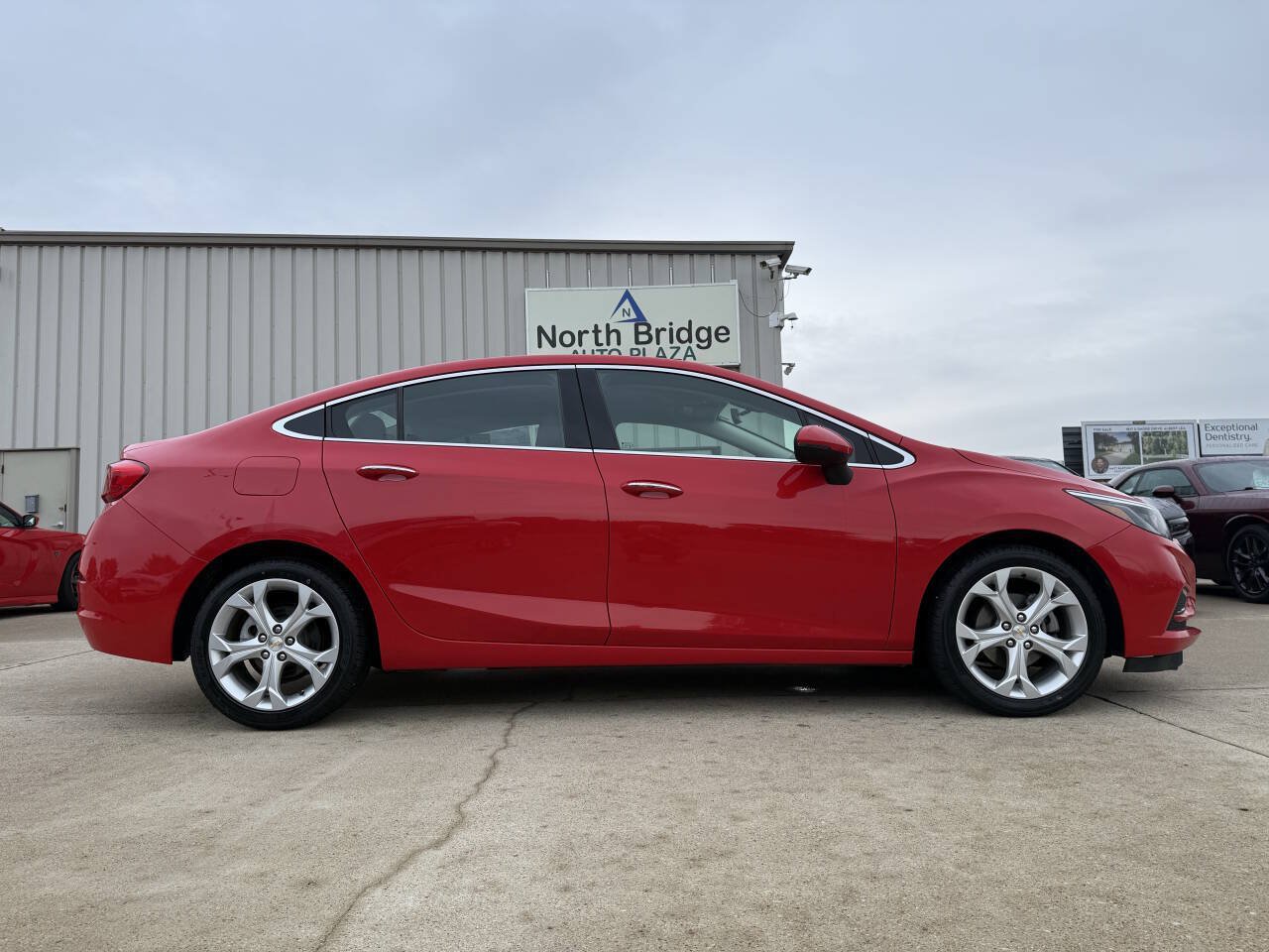Used 2018 Chevrolet Cruze Premier FWD image 25