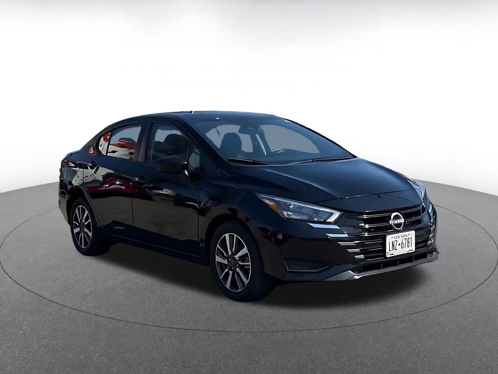 Used 2025 Nissan Versa SV image 2