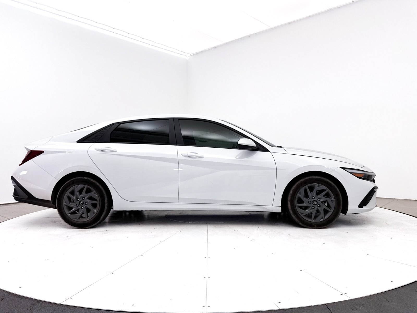 Used 2024 Hyundai Elantra SEL FWD image 35