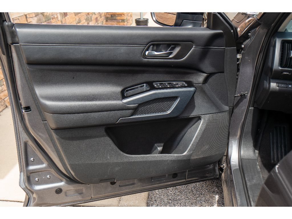 Used 2023 Nissan Pathfinder SL w/ Black Appearance Package AWD/4WD image 11
