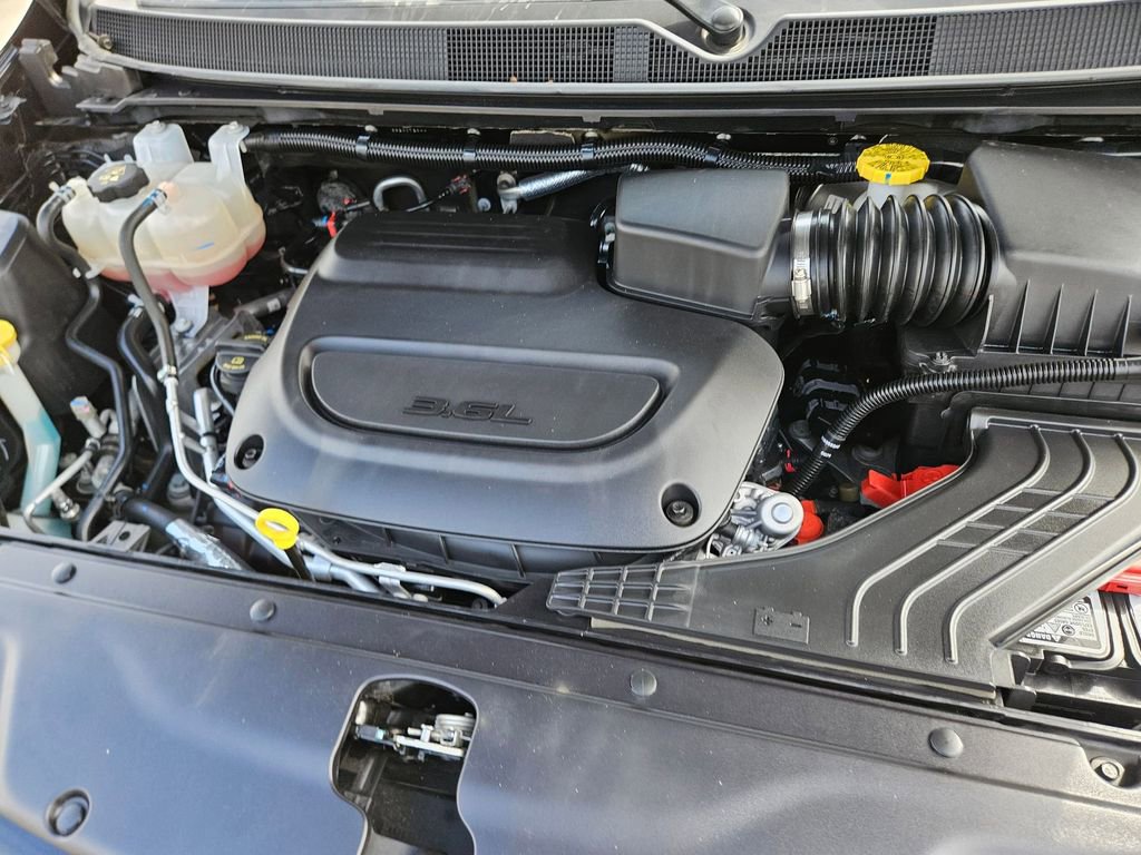 Used 2025 Chrysler Pacifica Select image 23