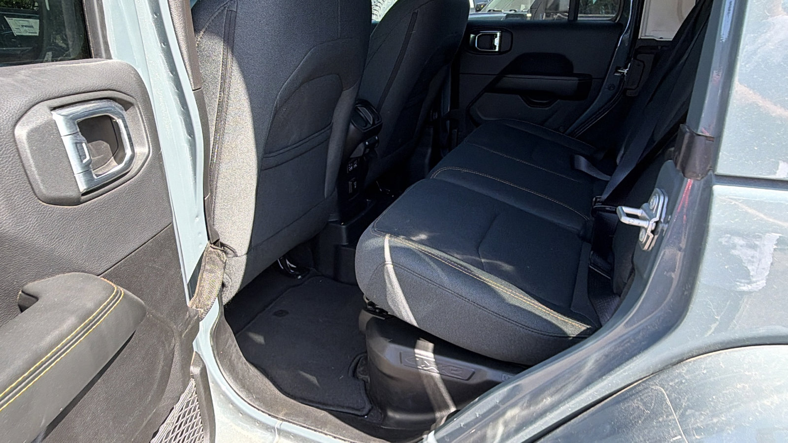 Used 2025 Jeep Wrangler Sahara w/ Safety Group AWD/4WD image 23