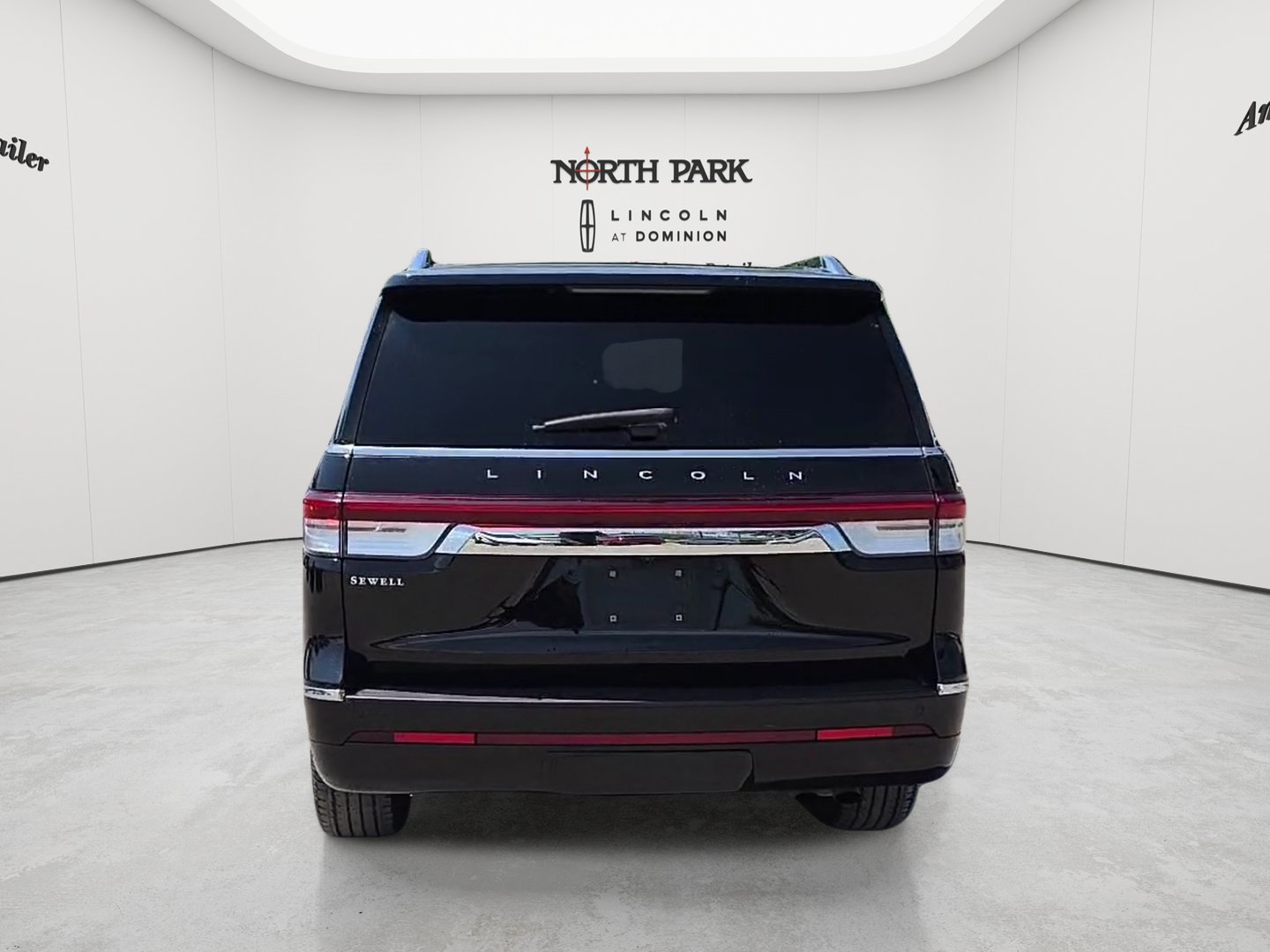 Used 2023 Lincoln Navigator Reserve AWD/4WD image 4