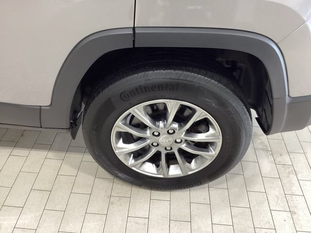 Used 2019 Jeep Cherokee Latitude Plus w/ Comfort/Convenience Group AWD/4WD image 20