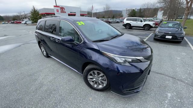 Used 2024 Toyota Sienna LE AWD/4WD image 2