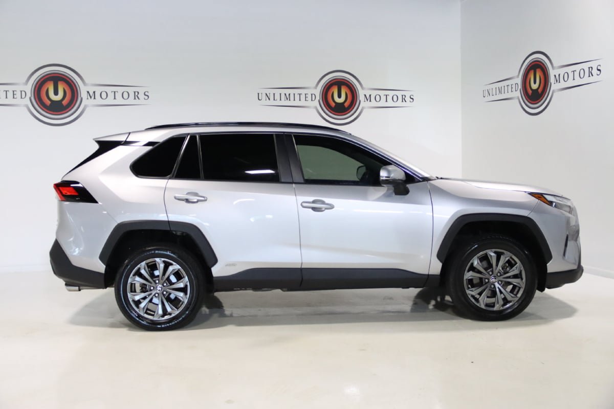 Used 2022 Toyota RAV4 XLE Premium AWD/4WD image 28