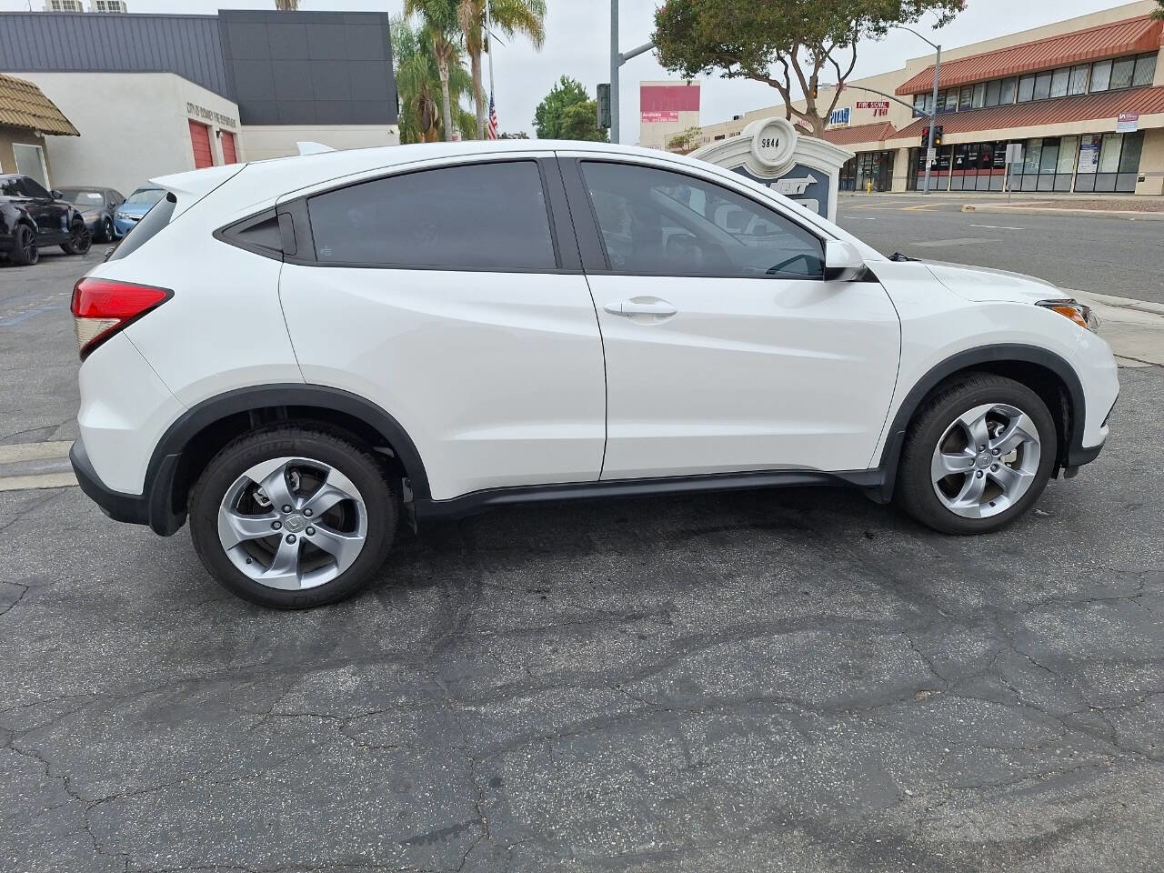 Used 2022 Honda HR-V LX image 9