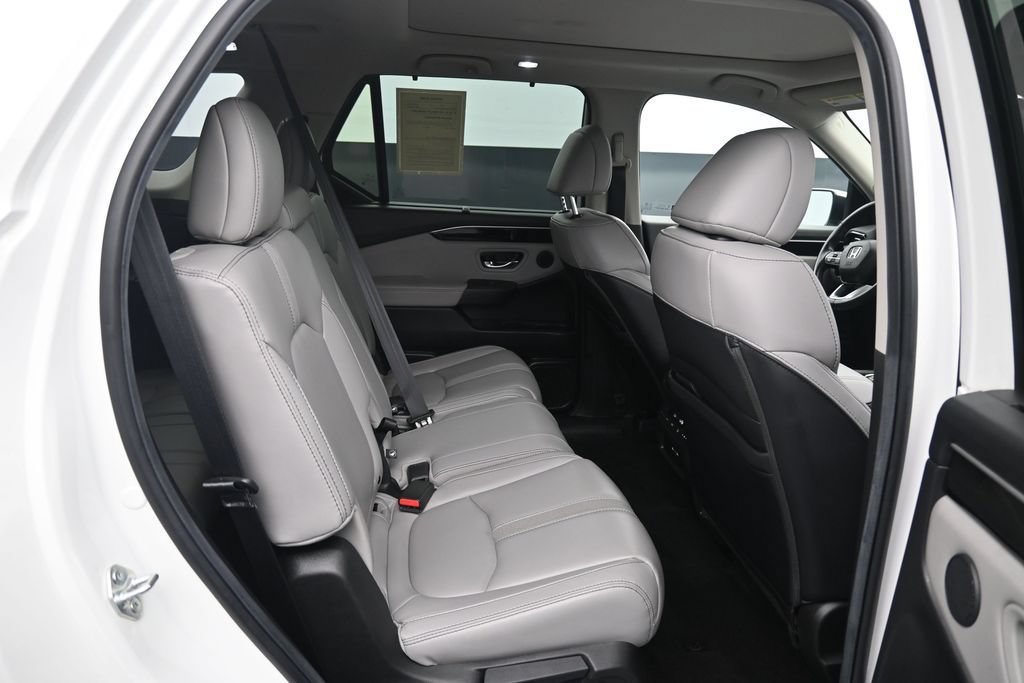 Used 2025 Honda Pilot Touring image 13