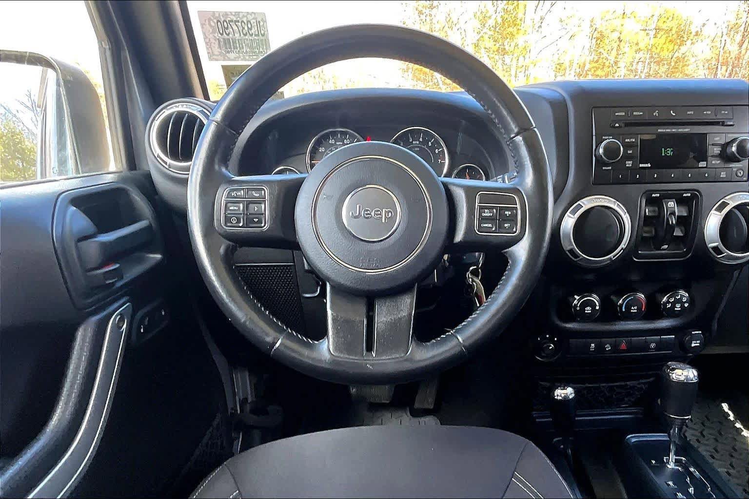 Used 2018 Jeep Wrangler Unlimited Sahara w/ Connectivity Group AWD/4WD image 6