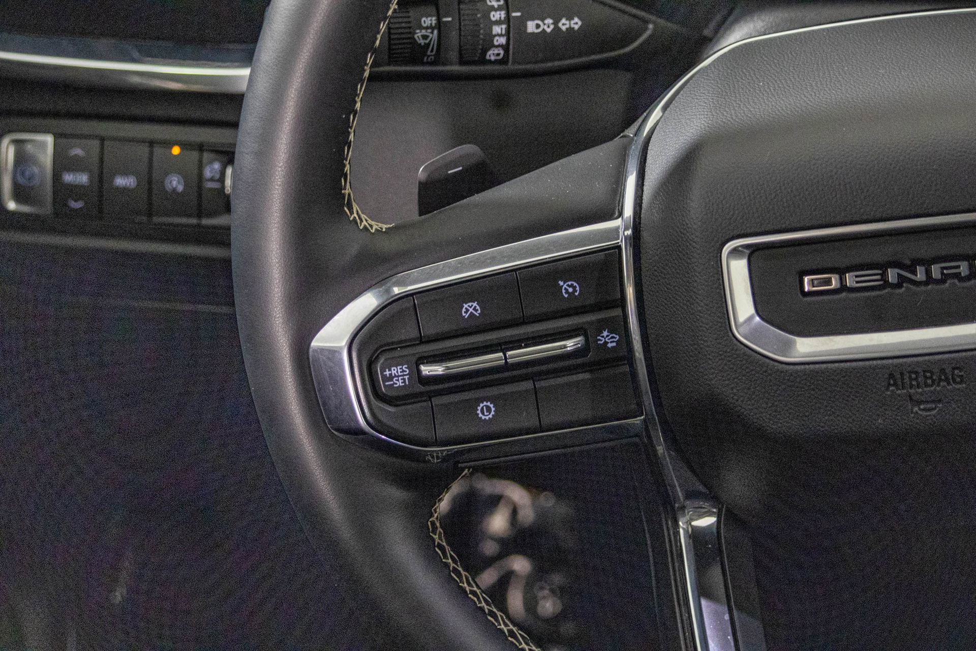 Used 2024 GMC Acadia Denali image 31