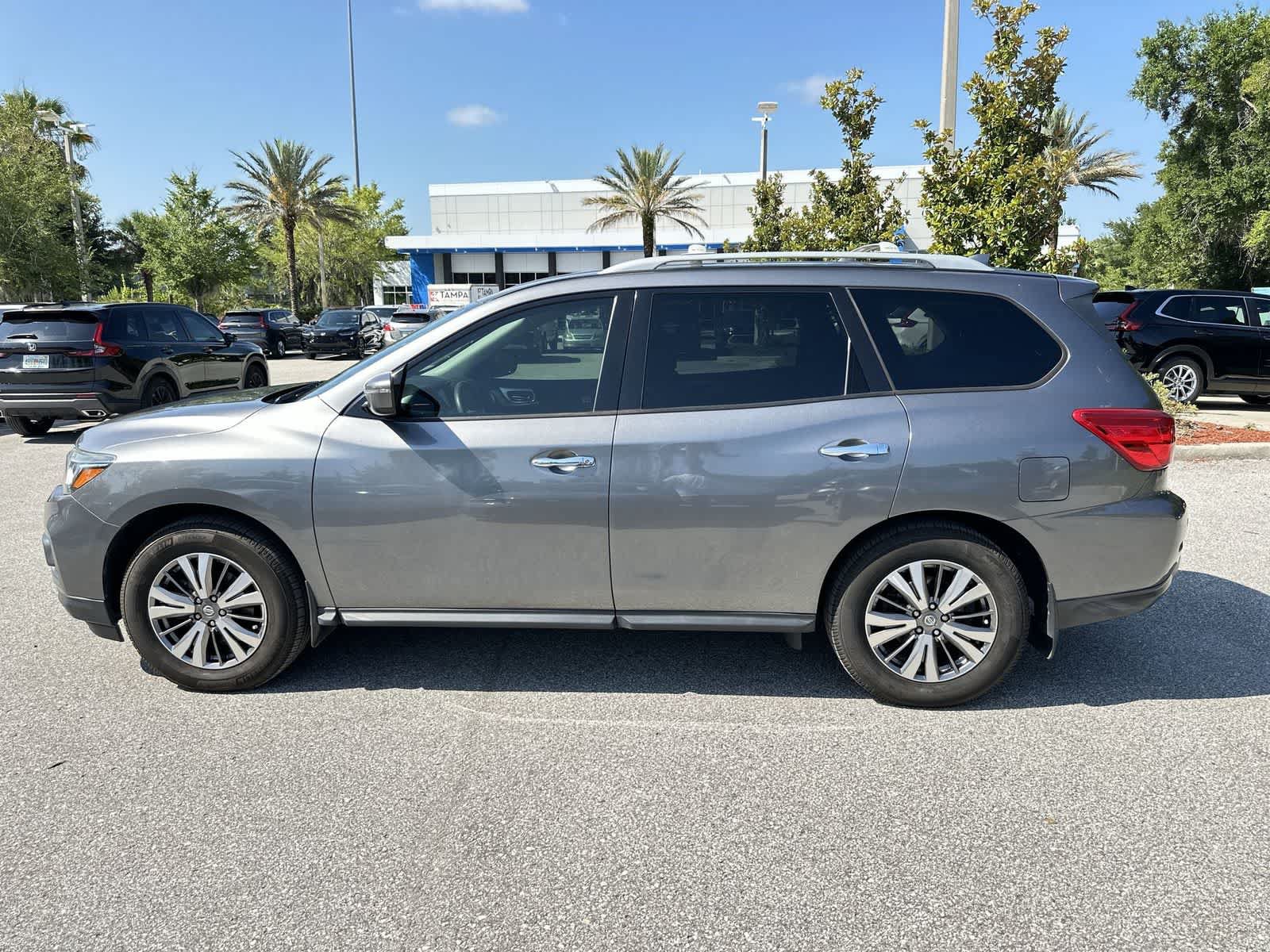 Used 2020 Nissan Pathfinder S FWD image 3