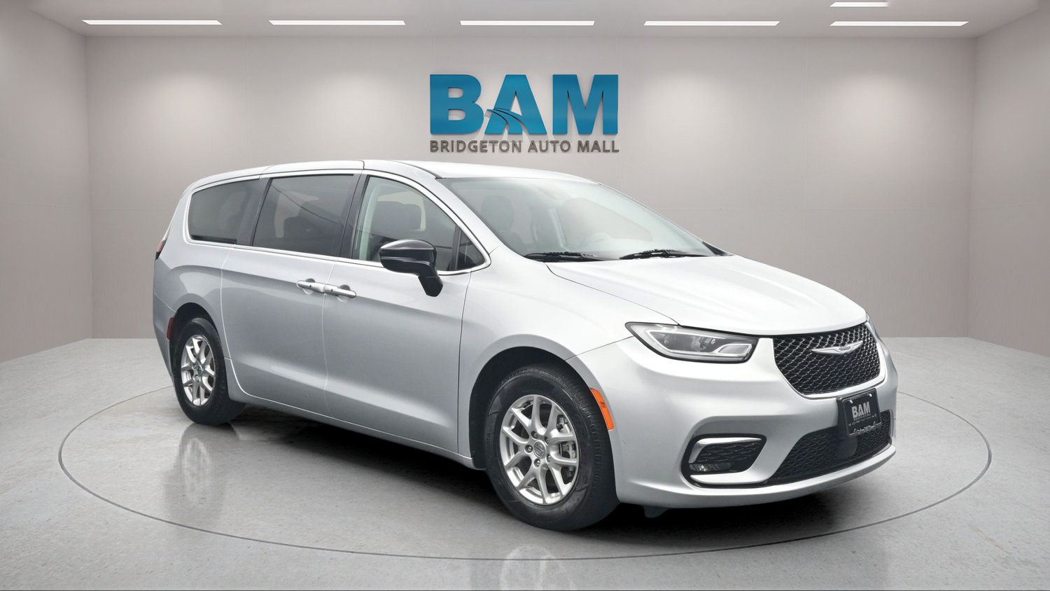 Used 2024 Chrysler Pacifica Touring-L FWD image 1