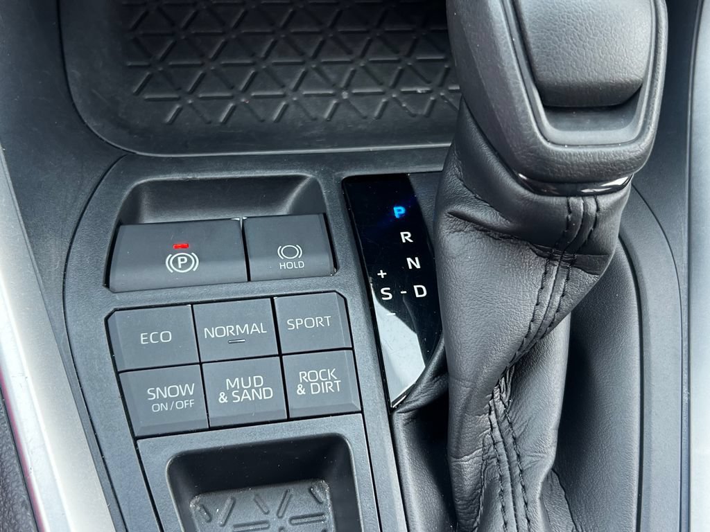 Used 2021 Toyota RAV4 LE AWD/4WD image 10
