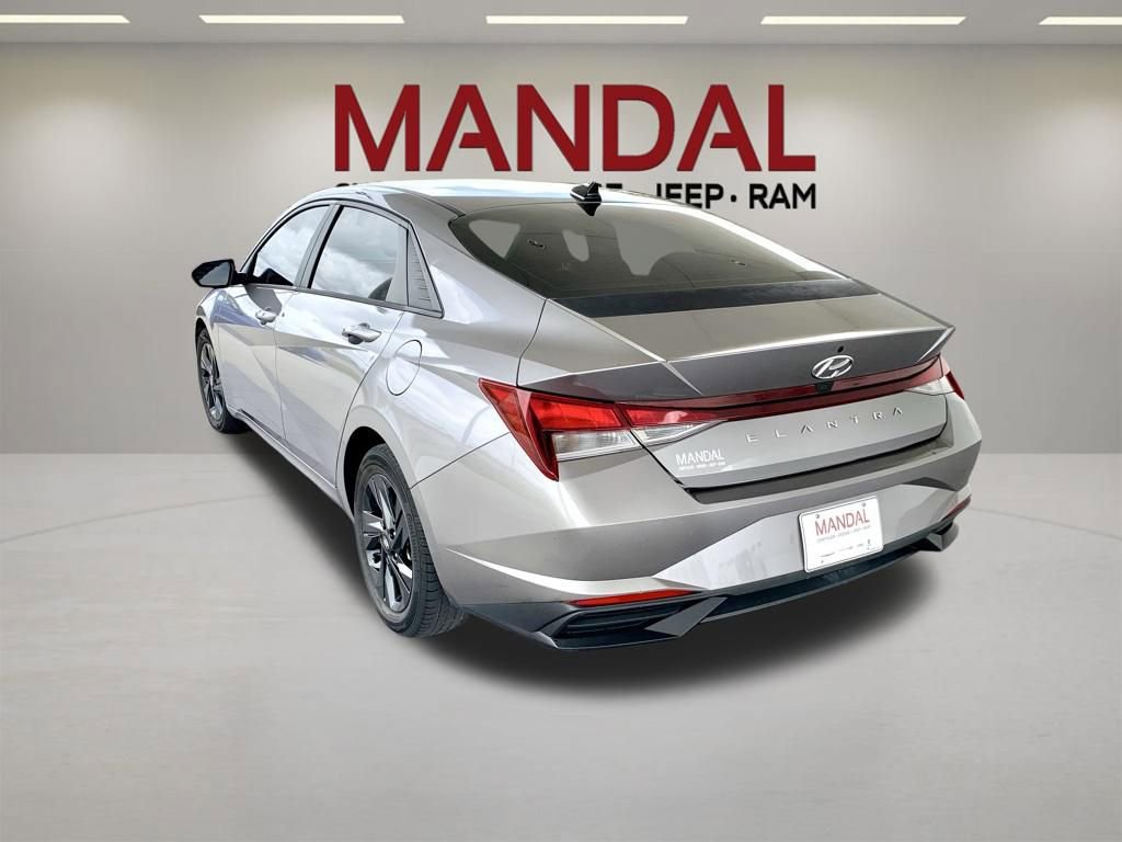 Used 2022 Hyundai Elantra SEL w/ Convenience Package FWD image 8