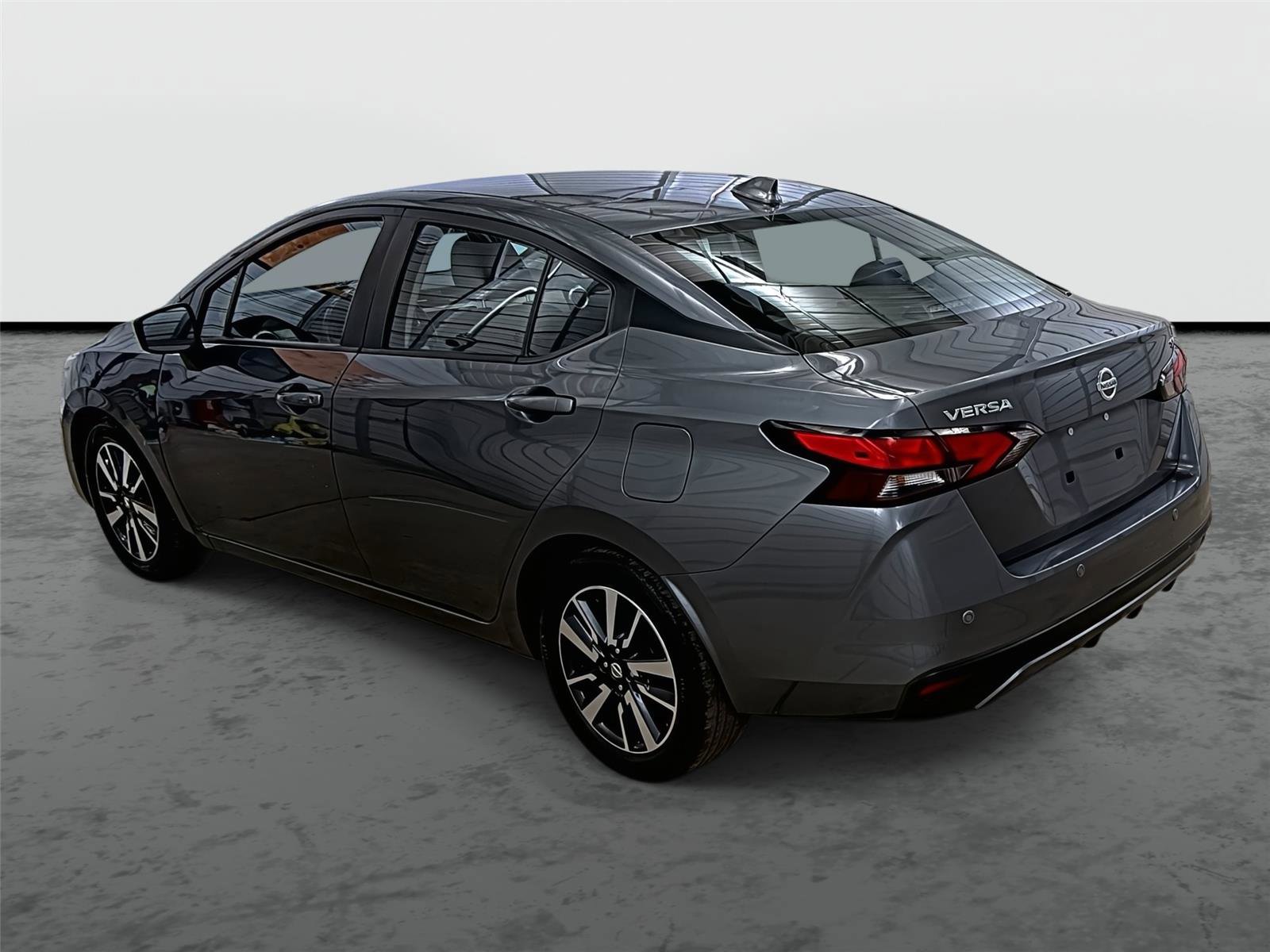 Used 2022 Nissan Versa SV image 2