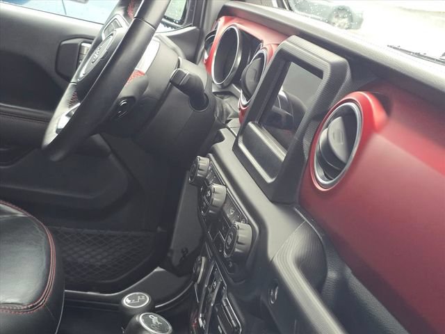 Used 2018 Jeep Wrangler Unlimited Rubicon w/ Cold Weather Group AWD/4WD image 32