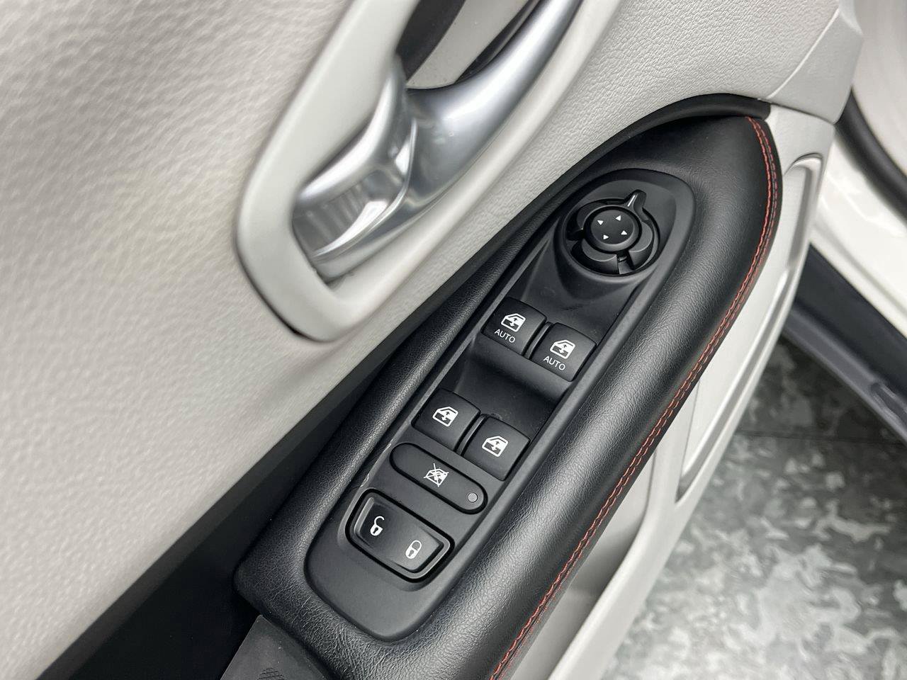 Used 2018 Jeep Compass Limited AWD/4WD image 7